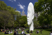 Vista de Echo, de Jaume Plensa, con gente alrededor en el Madison Square Park, NY