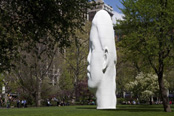 Quizá en esta vista se aprecie mejor el tamaño monumental de Echo, de Jaume Plensa, en el Madison Square Park, NY