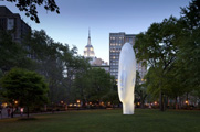 Una vista de Echo, de Jaume Plensa, durante el atardecer en el Madison Square Park, NY
