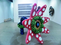 Flowers that bloom tomorrow, de Yayoi Kusama en la galería Victoria Miró. Art42 Basel