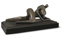 De Henry Moore, Reclining figure, concebido en 1956 y realizado en 1961, se vendió por 5.010.500 dólares (3.757.875 euros) en Christie's