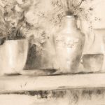 Otro detalle del dibujo al carboncillo de la sevillana Carmen Laffón, donde sobre una mesa se ve un par de jarrones, taza y plato con flores