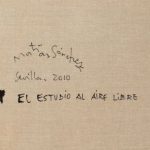Sobre un fondo marrón claro, del lienzo, el artista Matías Sánchez firma su obra en Sevilla, 2010 y la titula como El estudio al aire libre