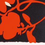 Otro detalle del grabado de Donald Sultan que sobre un fondo negro pinta una serie de líneas rojas a modo de flores, salpicados con dos toques de blanco, evolución hacia unas formas más abstractas de las flores que había pintado en años anteriores. El título es Black and red, negro y rojo, realizado en 2012