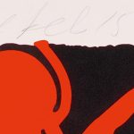 Un último detalle del grabado de Donald Sultan de las flores en rojo sobre fondo negro, evolución casi abstracta ya de las flores que había pintado en años anteriores. Aparece escrito por el propio Donald Sultan el título Black and red (negro y rojo), el año de 2012 y su firma