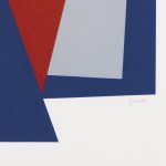 Detalle de la serigrafía de Gerardo Rueda de 1989, con cuatro papeles a modo de collage y tres colores, azul, rojo y gris claro, repitiendo el azul primero, todo sobre un fondo blanco y la firma del artista